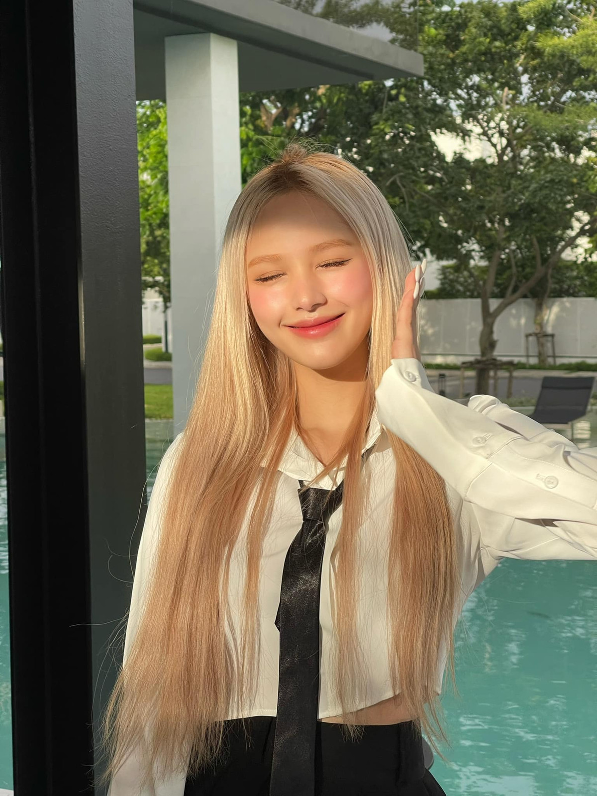 Dưới bài viết cư dân mạng trầm trồ, dành lời khen cho nhan sắc "đẹp không cần chỉnh" của Xoài Non. Song bên cạnh đó, có người cho rằng nhìn bụng hot girl giống có bầu.