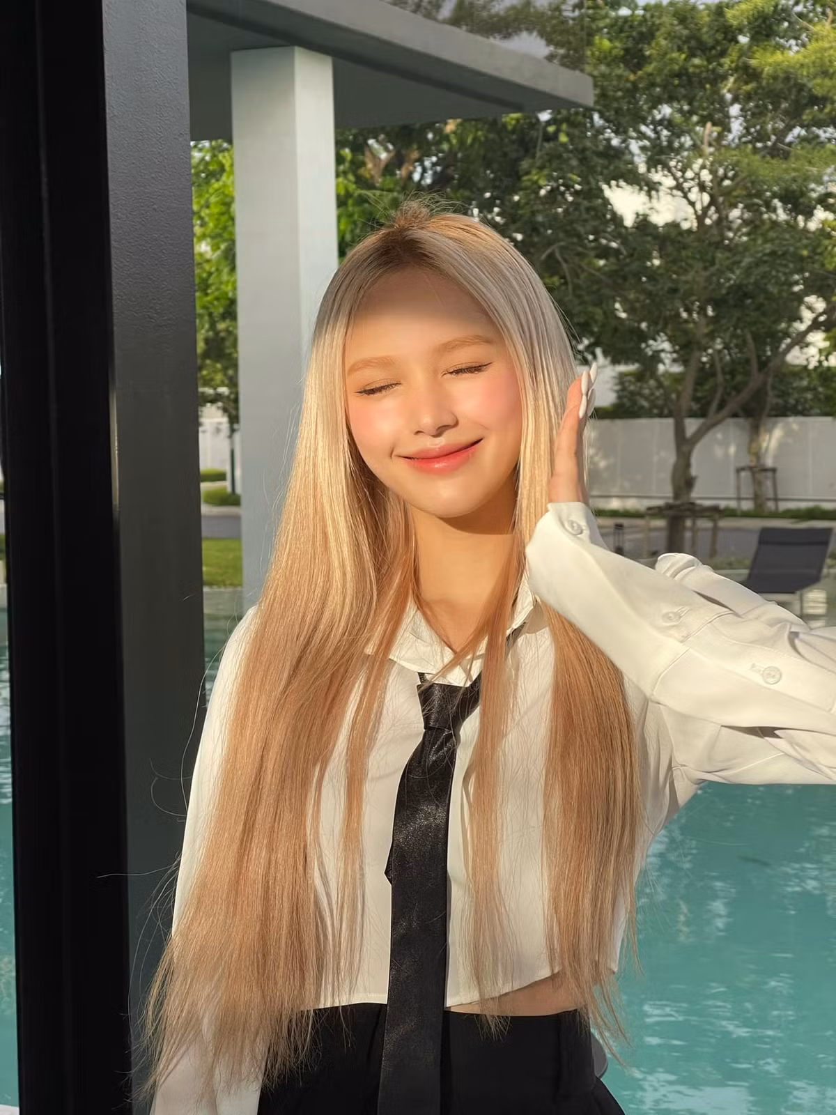 Dưới bài viết cư dân mạng trầm trồ, dành lời khen cho nhan sắc "đẹp không cần chỉnh" của Xoài Non. Song bên cạnh đó, có người cho rằng nhìn bụng hot girl giống có bầu.