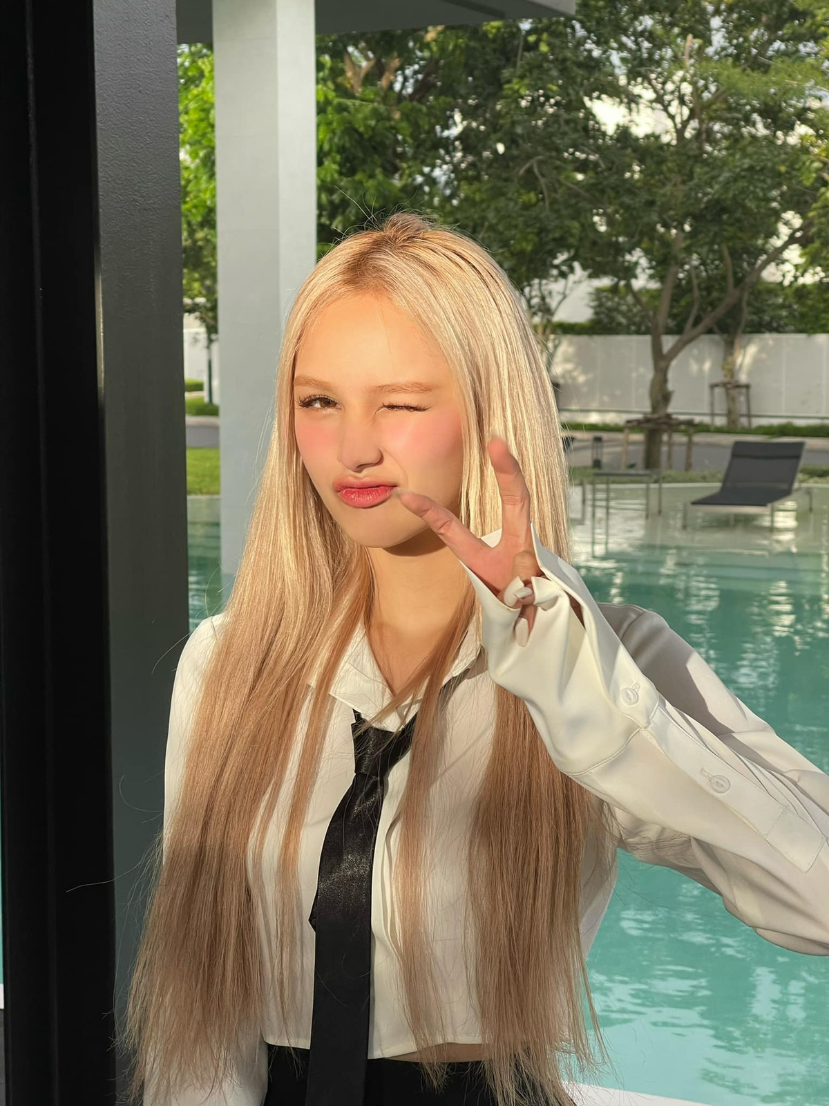 Kết hôn ở độ tuổi còn trẻ nhưng Xoài Non tỏ ra rất chín chắn. Nàng hot girl được bố mẹ chồng yêu thương và quan tâm hết mực.