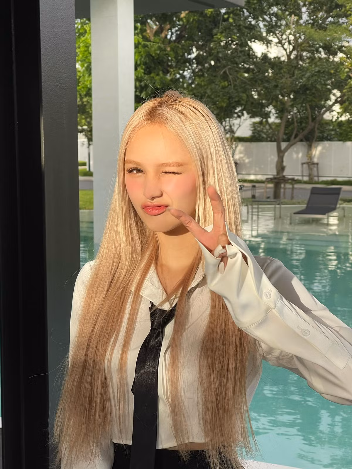 Kết hôn ở độ tuổi còn trẻ nhưng Xoài Non tỏ ra rất chín chắn. Nàng hot girl được bố mẹ chồng yêu thương và quan tâm hết mực.