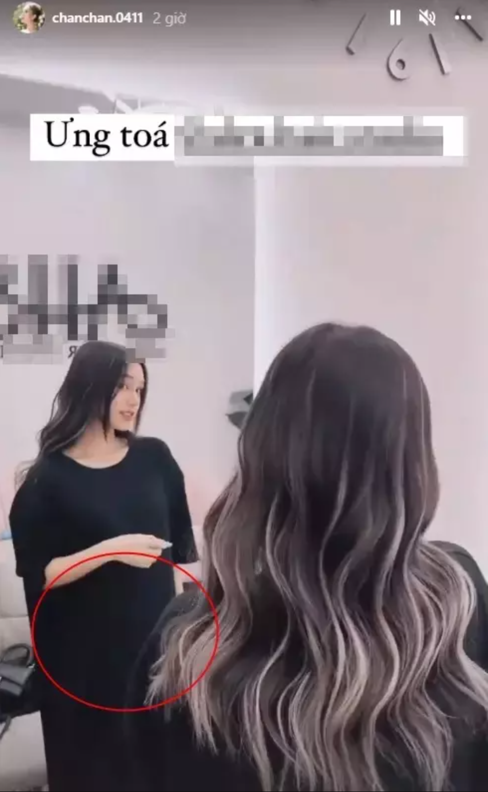 Trước đó, Xoài Non bị soi vòng hai lùm lùm trong chiếc váy rộng khi đi làm tóc.