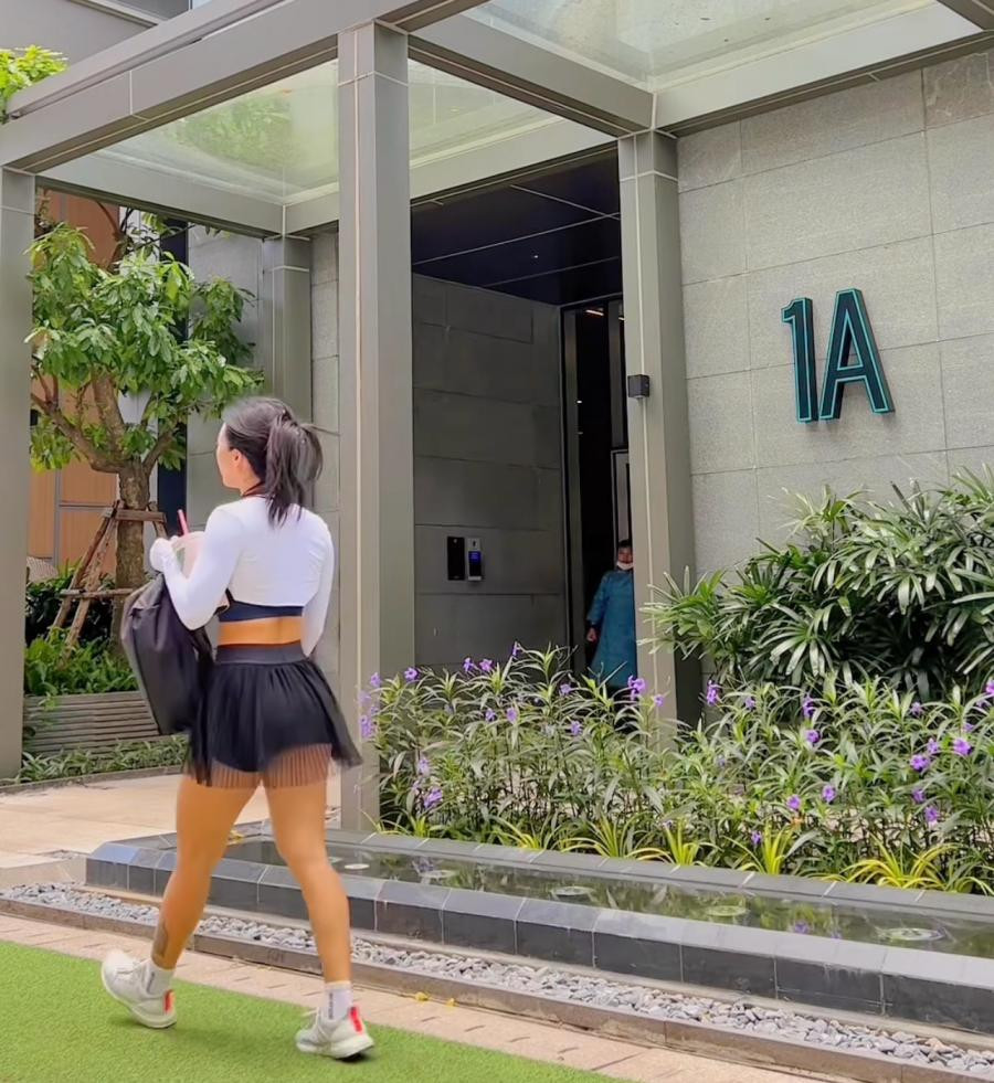 Mới đây khoảnh khắc cô đi tập nhưng mặc váy đã khiến netizen khó hiểu. Được biết Hana Giang Anh đã tự thực hiện một video để nói về vấn đề này.