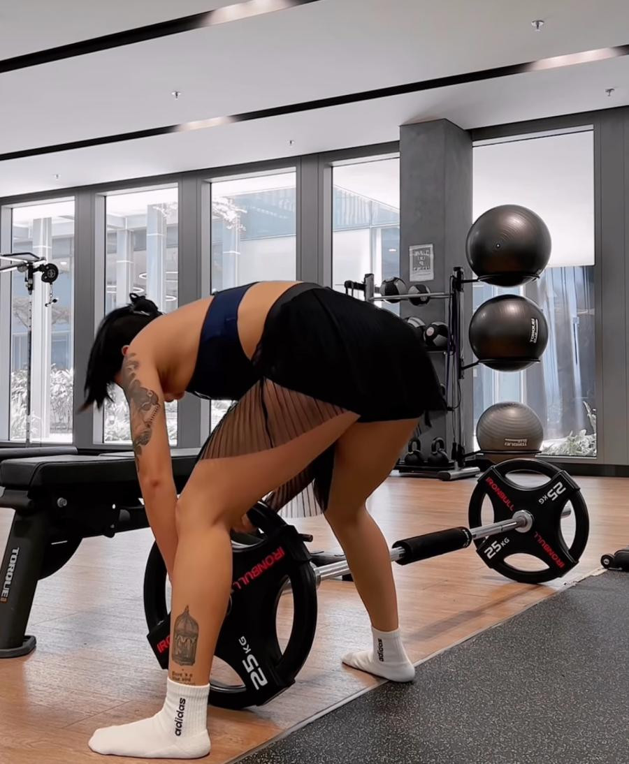 Thậm chí có netizen còn cho rằng nhìn vào thấy hớ hênh hơn là chỉ mặc quần tập. Hana Giang Anh chia sẻ cảm giác ban đầu của cô là lạ lẫm nhưng sau đó cô thích nghi nhanh với trang phục này.