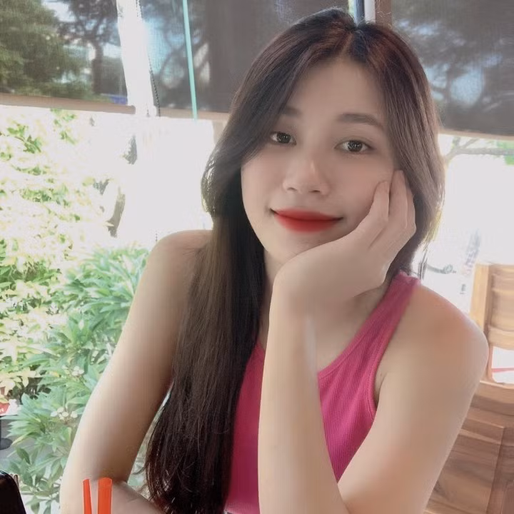 Nữ cầu thủ sinh năm 2003, năm nay tròn 19 tuổi. Cô từng thi đấu cho đội tuyển U16 và U19 nữ Việt Nam tại Trung tâm đào tạo bóng đá trẻ Việt Nam.