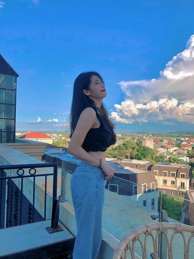 Cô nàng thường chọn những mẫu váy có phần mềm mại, nữ tính nhưng vẫn khoe được đôi chân dài đáng ngưỡng mộ.