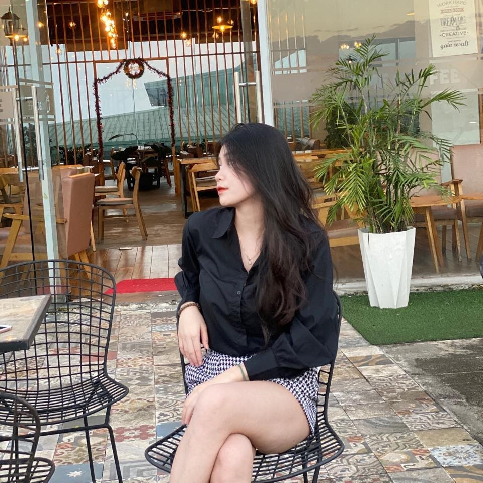 Trong những bức ảnh hiếm hoi được Như Tuyền chia sẻ trên Instagram, người đẹp thể hiện đúng chất dịu dàng của người con gái Huế.