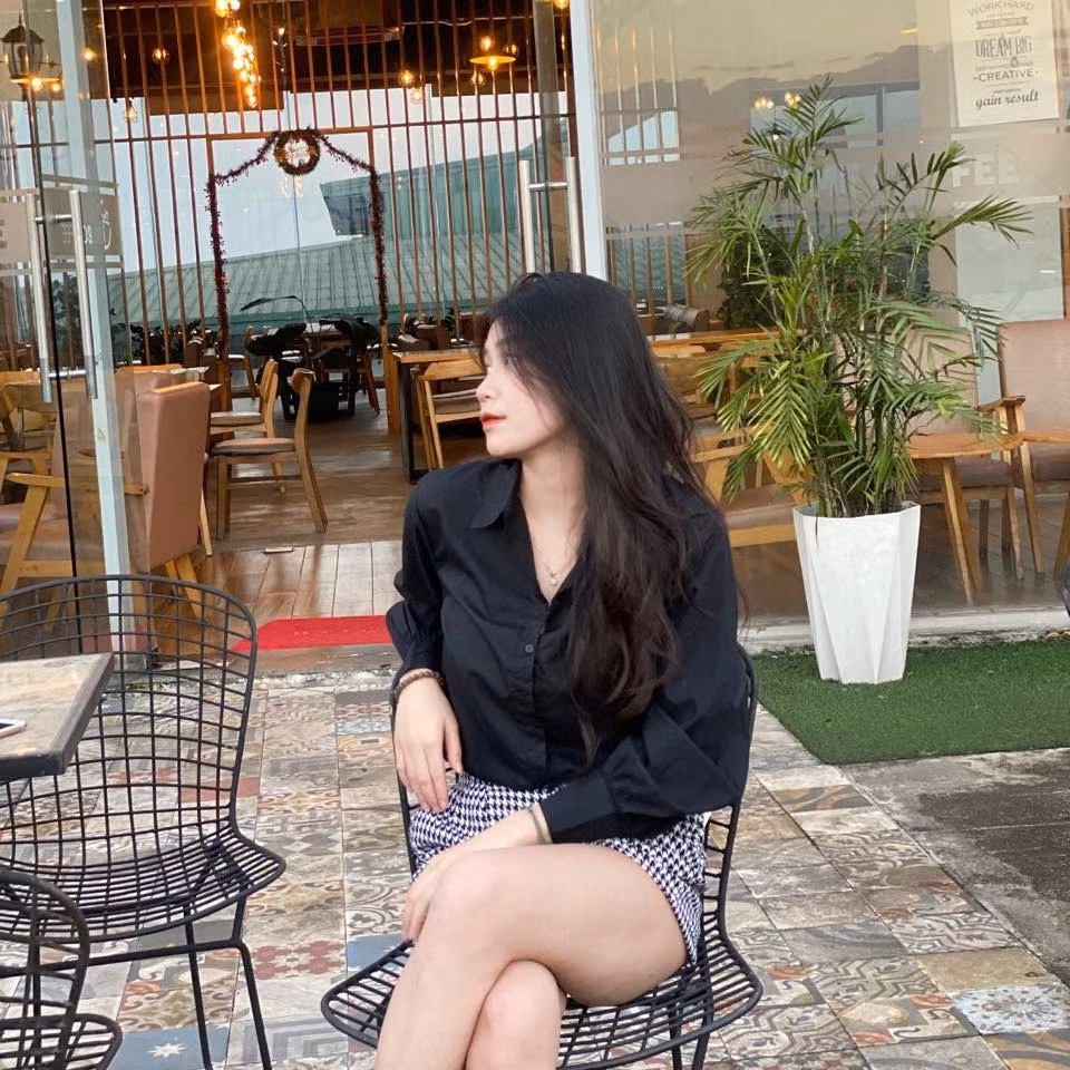 Trong những bức ảnh hiếm hoi được Như Tuyền chia sẻ trên Instagram, người đẹp thể hiện đúng chất dịu dàng của người con gái Huế.