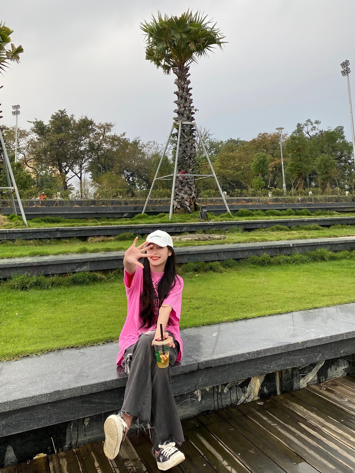 Nhiều người để lại lời khuyên nếu không có duyên với bóng đá, cô cỏ thể thử sức bản thân trong vai trò người mẫu hay tham gia cuộc thi nhan sắc.