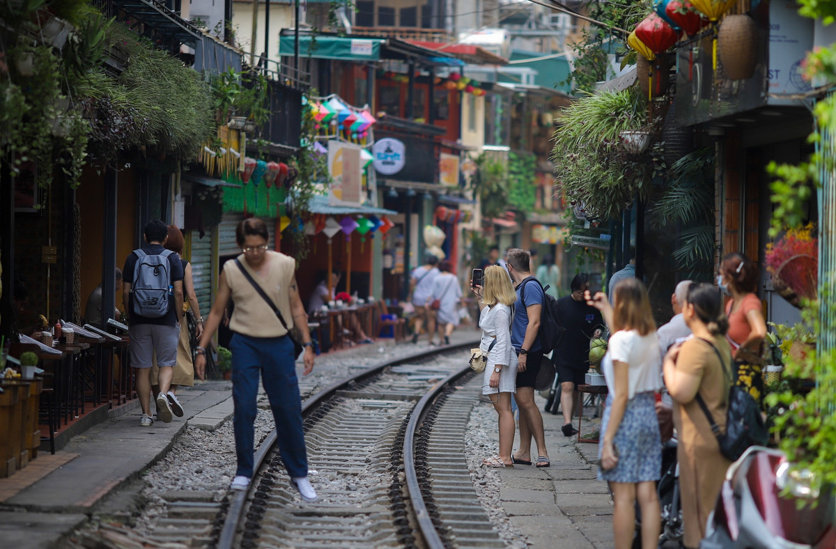 Tuy nhiên sau một thời gian dài hoạt động, thu hút nhiều du khách, vào tháng 10/2019, phố cà phê đường tàu buộc phải ngừng hoạt động do vi phạm hành lang đường sắt và dịch bệnh COVID -19 bùng phát sau đó, các hộ kinh doanh không được phép mở cửa.