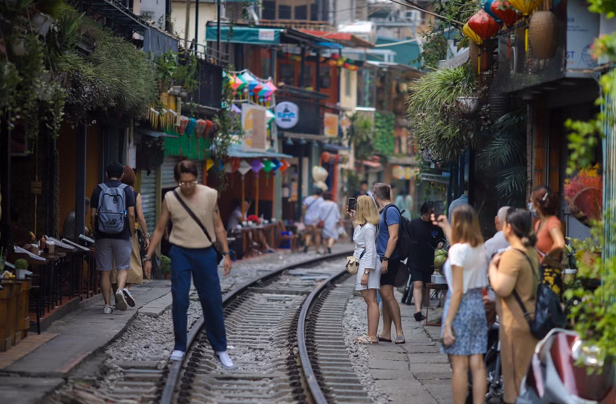 Tuy nhiên sau một thời gian dài hoạt động, thu hút nhiều du khách, vào tháng 10/2019, phố cà phê đường tàu buộc phải ngừng hoạt động do vi phạm hành lang đường sắt và dịch bệnh COVID -19 bùng phát sau đó, các hộ kinh doanh không được phép mở cửa.