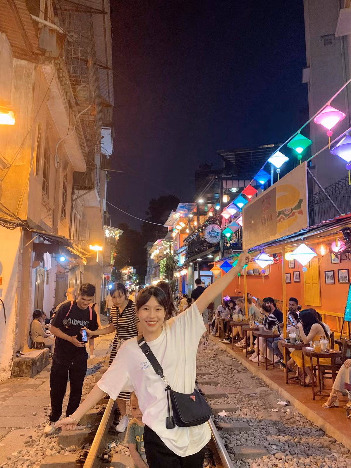 Mặc dù trải qua nhiều lần bị chính quyền yêu cầu đóng cửa, tạm dừng thì phố đường tàu vẫn là nơi nhiều bạn trẻ ghé đến. Thậm chí, nhiều người muốn giữ nhưng chính quyền địa phương nhất quyết đóng phố cà phê đường tàu. Ảnh: Nguyễn Thanh Hương