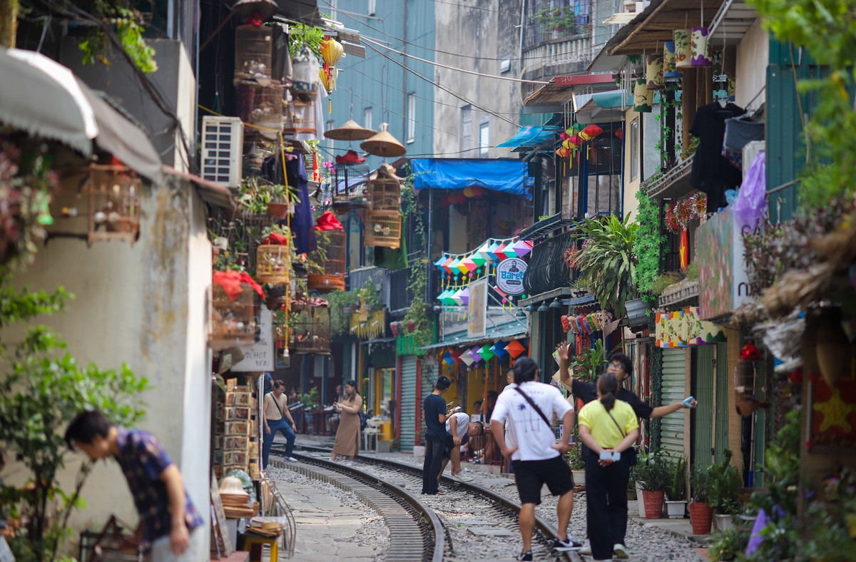 Sau 2 năm dịch bệnh, vào tháng 4/2022, phố cà phê đường tàu bắt đầu hoạt động trở lại.