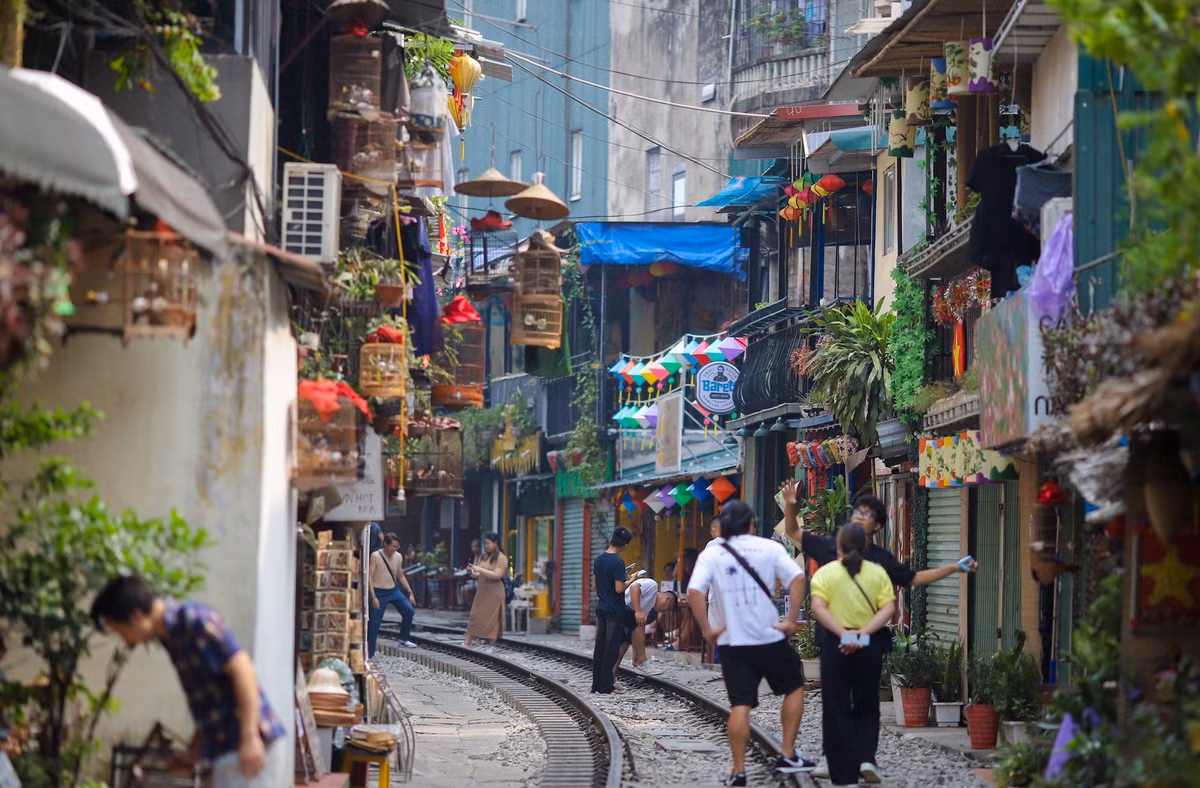 Sau 2 năm dịch bệnh, vào tháng 4/2022, phố cà phê đường tàu bắt đầu hoạt động trở lại.