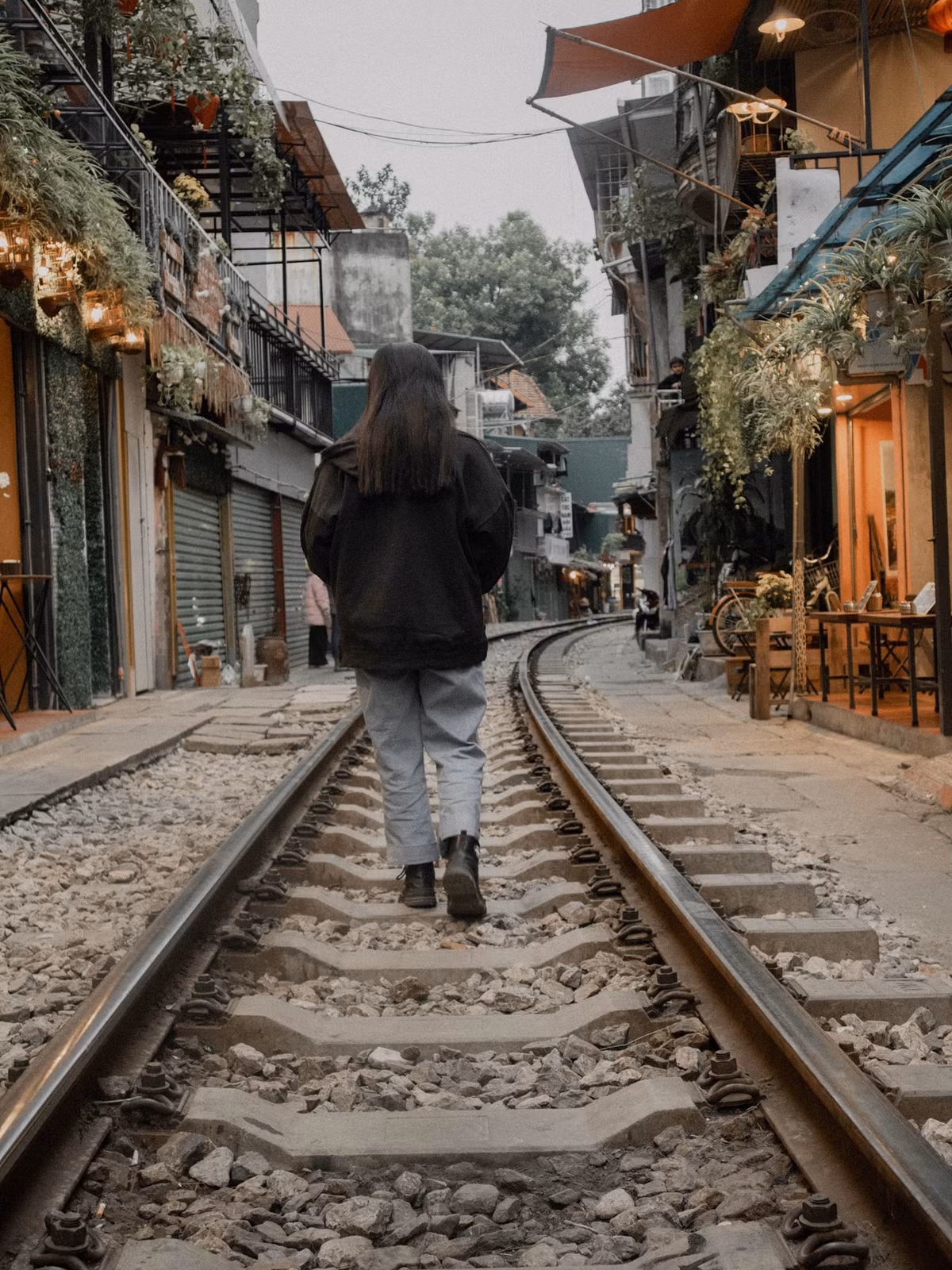 Tại phố đường tàu từ trước tới nay đã cho ra đời nhiều bức ảnh check in cực nghệ, cực độc đáo của nhiều bạn trẻ khi đến thưởng thức cà phê, chụp ảnh kỷ niệm cuối tuần. Ảnh: Đan Quỳnh