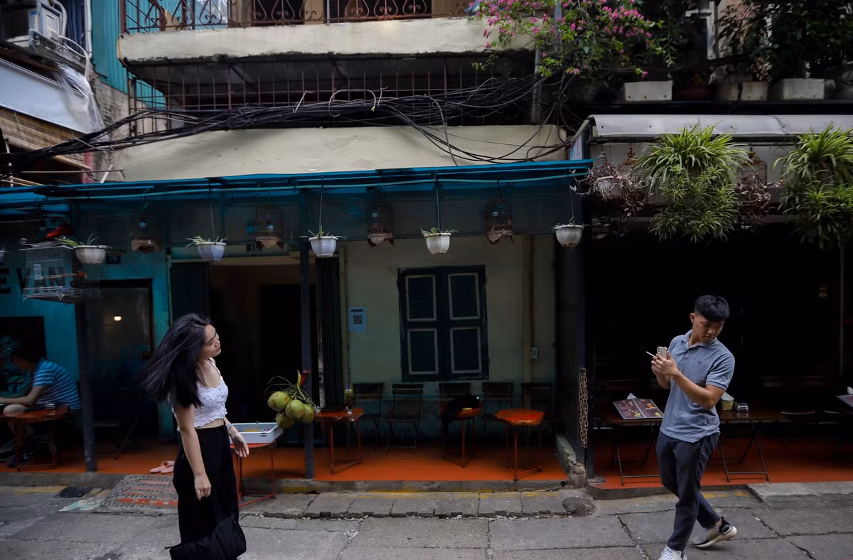 Từ năm 2018, một số hàng quán bắt đầu mọc lên và nở rộ nhất trong năm 2019. Các du khách mong muốn thưởng thức không khí phố phường và ly cà phê, ngắm tàu chạy qua.