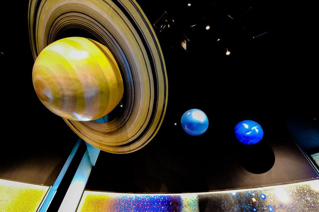 Được biết chức năng Trung tâm Khám phá khoa học Bao gồm các tiểu phần: Nhà mô hình vũ trụ, Bảo tàng khoa học, Khu khám phá Vật lý học, Khu khám phá Toán học, Khu khám phá Khoa học sự sống, Khu khám phá Hóa học, Khu khám phá Thiên văn học, Khu khám phá về khoa học môi trường,... Ảnh: Thanh Son Tran, Thai Duong Nguyen