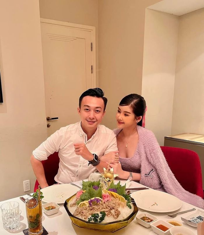 Nữ giảng viên xinh đẹp Lê Âu Ngân Anh mới đây đăng tải loạt ảnh hẹn hò lãng mạn cùng chồng sắp cưới Phan Tô Ny. Đáng chú ý chính là dòng caption như ngầm thừa nhận việc cô chuẩn bị lên xe hoa, chính thức trở thành "vợ người ta" vào tháng 1. Ảnh: FBNV