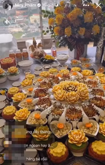 MC Phạm Ngọc Hà My gây chú ý khi chuẩn bị tiệc đầy tháng cho con đầu lòng chuẩn rich kid. Mâm cúng được bày trí vô cùng bắt mắt gồm xôi, gà, hoa quả, nước uống,... Nhìn hình, ai cũng xuýt xoa bởi mâm cúng rất tươm tất, chuẩn con nhà giàu. Ảnh: FBNV
