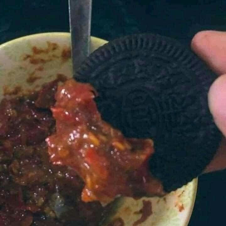 Lần đầu tiên từ khi cha sinh mẹ đẻ mới biết đến món bánh quy chấm sốt cà chua.