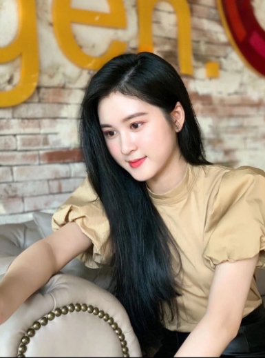 Mái tóc đen dài suôn mượt cũng thu hút ánh nhìn, cô cũng biết cách giúp bản thân ngày càng tốt hơn.