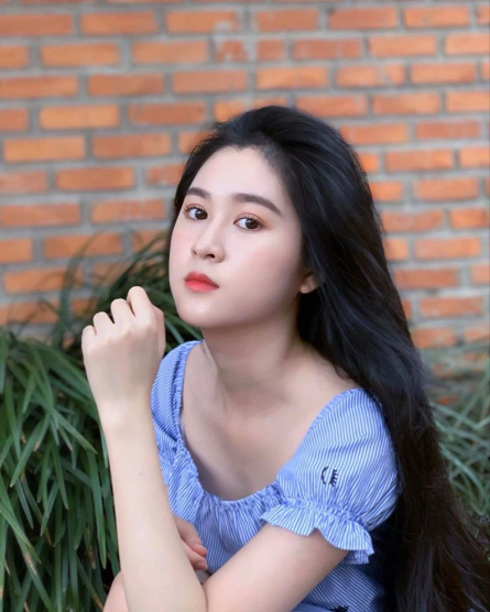 Cô từng theo học ngành Quản trị Kinh doanh nhà hàng khách sạn của Đại học Tôn Đức Thắng.