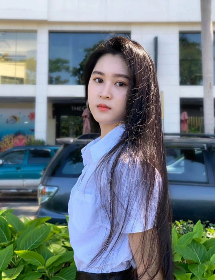 Tố Uyên được nhận xét rằng có nét đẹp và thần thái cuốn hút như diễn viên Hoa ngữ khiến người đối diện khó lòng rời mắt khỏi.