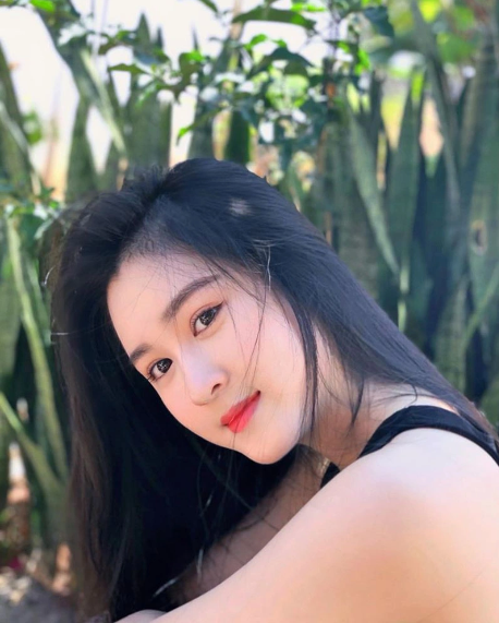 Cũng như Nhật Vy, hot girl Võ Lê Tố Uyên sinh năm 2000, đến từ Đắk Lắk cũng là cái tên nhận được sự quan tâm nhờ sở hữu thân hình chuẩn đẹp.