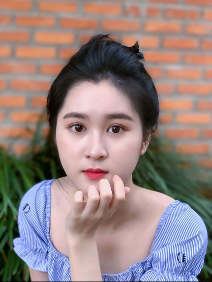 Đường nét trên gương mặt của Tố Uyên hài hòa đặc biệt là đôi mắt to, tròn. Ngoài ra, cô gái quê Đắk Lắk còn có nước da trắng như bông bưởi. Ảnh: FBNV