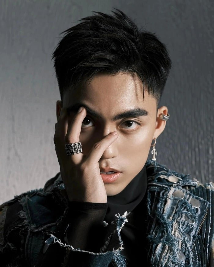 MONO Hoàng Việt sở hữu vẻ ngoài điển trai cùng phong cách chất lừ không hề thua kém người anh nổi tiếng.
