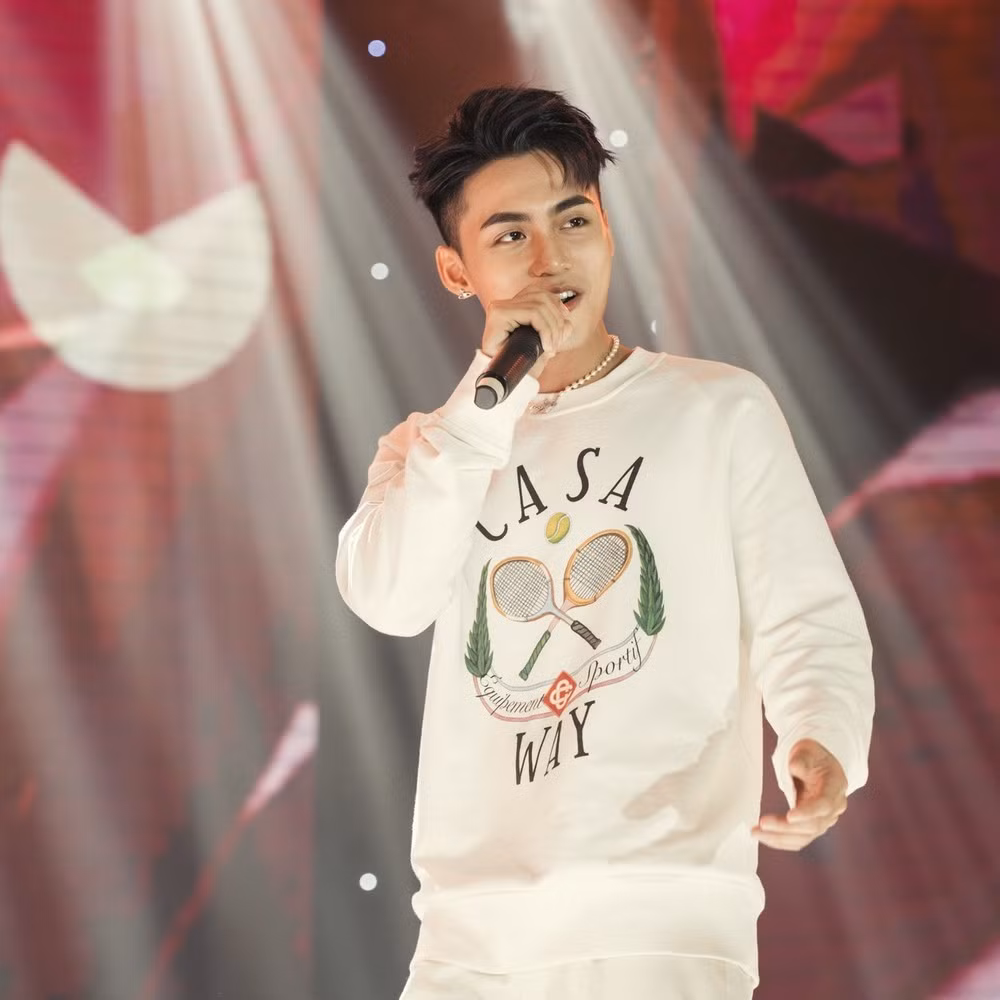 Trước khi nổi tiếng như ngày hôm nay, Nguyễn Hoàng Việt từng gây chú ý khi chơi thân với hai nàng WAG đình đám là Hoàng Anh (Ốc) và Ngô Tố Uyên.