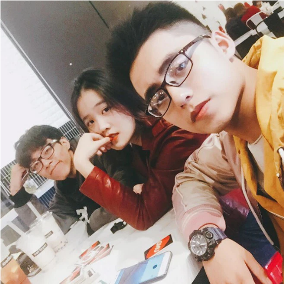 Trên trang cá nhân, tình cũ của Văn Hậu cũng đăng tải những hình ảnh đang đi cà phê, hẹn hò cùng em trai của Sơn Tùng.