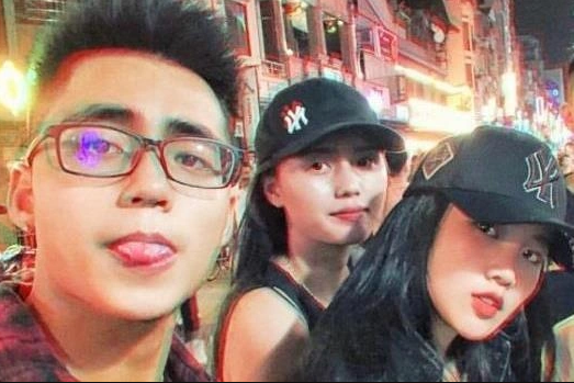 Vợ cầu thủ Nguyễn Thành Chung cũng nằm trong hội bạn thân của MONO Hoàng Việt. Cùng trong hội WAG nên Hoàng Anh và Tú Uyên chơi thân cũng là điều dễ hiểu.