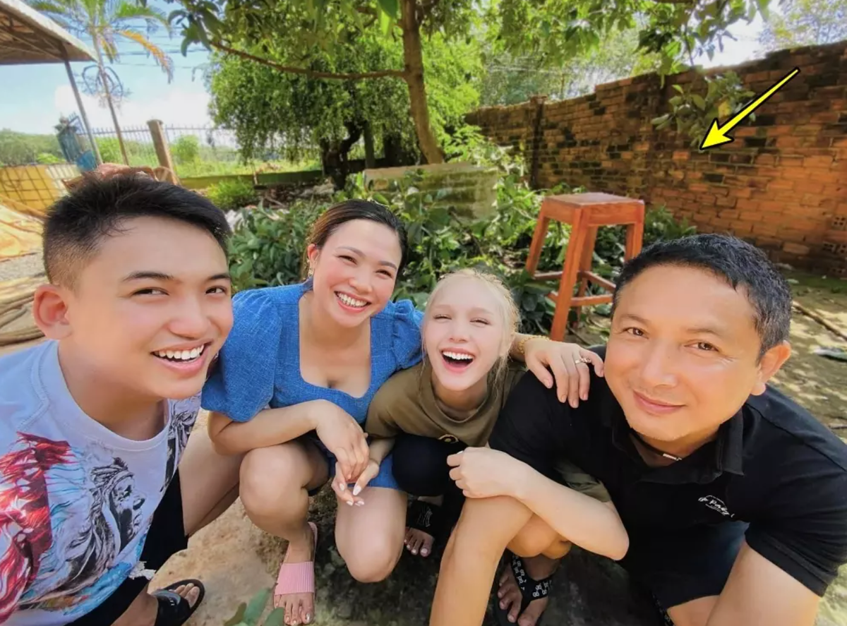 Hình ảnh hot girl Xoài Non chụp cùng gia đình làm bao người trầm trồ với khoảnh khắc gia đình 4 người hạnh phúc. Ở phần bình luận bài đăng, rất nhiều người yêu mến vào khen ngợi ngoại hình phụ huynh của cô nàng.