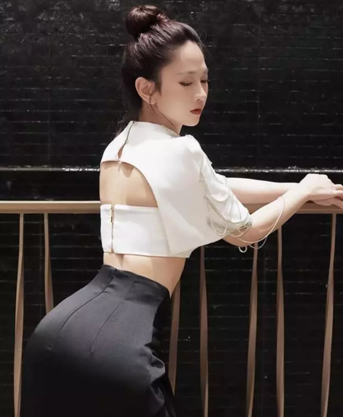Sau hot girl Trần Thanh Tâm, Lê Bống cũng trở thành đói tượng bị netizen "hỏi thăm" ngay trên trang mạng xã hội của cô với nội dung: “Nếu Thanh Tâm tầm 200-300 thì Bống bao nhiêu ạ?”. Đáp trả lại, nàng hot girl TikTok chia sẻ cực gắt: "Nếu anh có em gái hoặc sau này có con gái, hàng ngày nỗ lực làm việc kiếm tiền bằng những công việc được nhà nước hợp pháp, mà vẫn bị người khác quy chụp và gán vào mác giá như món hàng, rồi nhận những bình luận như anh thì anh thấy thế nào?”.