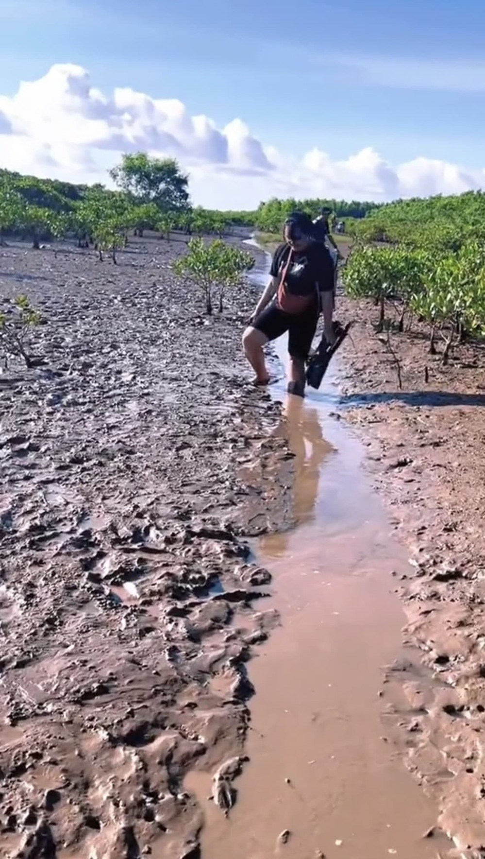 việc săn cảnh "biển vô cực" phụ thuộc rất nhiều vào thời tiết. Các bạn trẻ cần xem dự báo thời tiết kĩ trước khi tìm tới biển Quang Lang, tránh ngày mưa, có dông, gió.