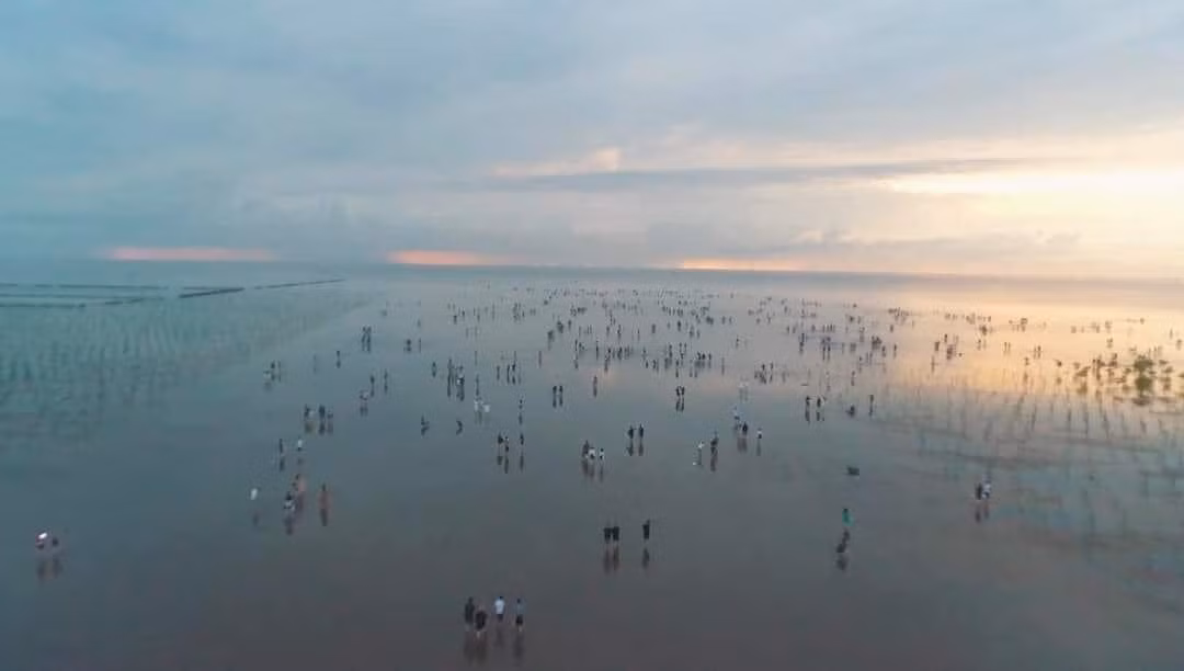 Ngoài ra do thời tiết không thuận lợi, nước dâng cao và có gợn sóng, du khách không thể chiêm ngưỡng cảnh "biển vô cực" đẹp mê li như những ngày trước đó. Ảnh: Cộng đồng Diêm Điền