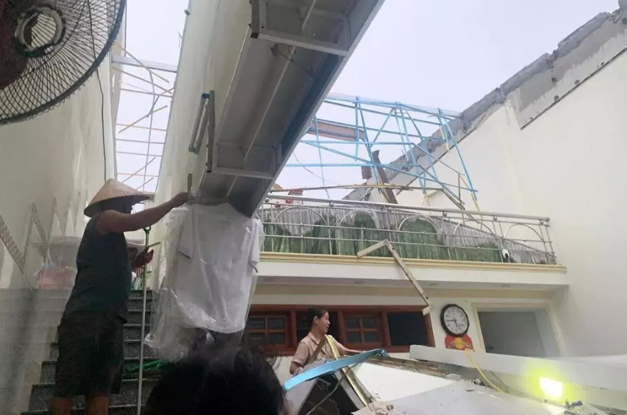 Người dân cả nước hướng về miền Trung, đặc biệt là Quảng Nam và Đà Nẵng, nơi tâm bão Noru đang hoành hành. Tại khu vực bị ảnh hưởng của bão đổ bộ, vô số nhà dân bị tốc mái, nhiều người bị thương,...