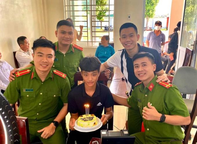 Đi làm căn cước công dân đúng ngày sinh nhật của mình, một nam thanh niên được công an xã mua bánh kem, tổ chức sinh nhật ngay tại đây. Ảnh: Dân trí
