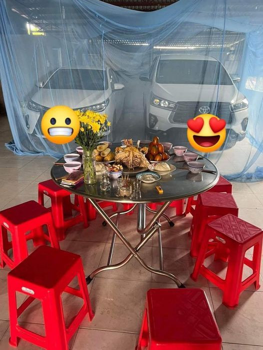 Hình ảnh "lễ động phòng" của 2 chiếc xế hộp xịn đang khiến cư dân mạng xôn xao. Theo bức ảnh được đăng tải, người chủ đã chuẩn bị bàn cúng rất đầy đủ để thực hiện lễ nghi "động phòng" cho 2 chiếc xe của mình. Điều đặc biệt là người chủ xe còn giăng màn cho cả 2 xế hộp cưng của mình khiến netizen bất ngờ.