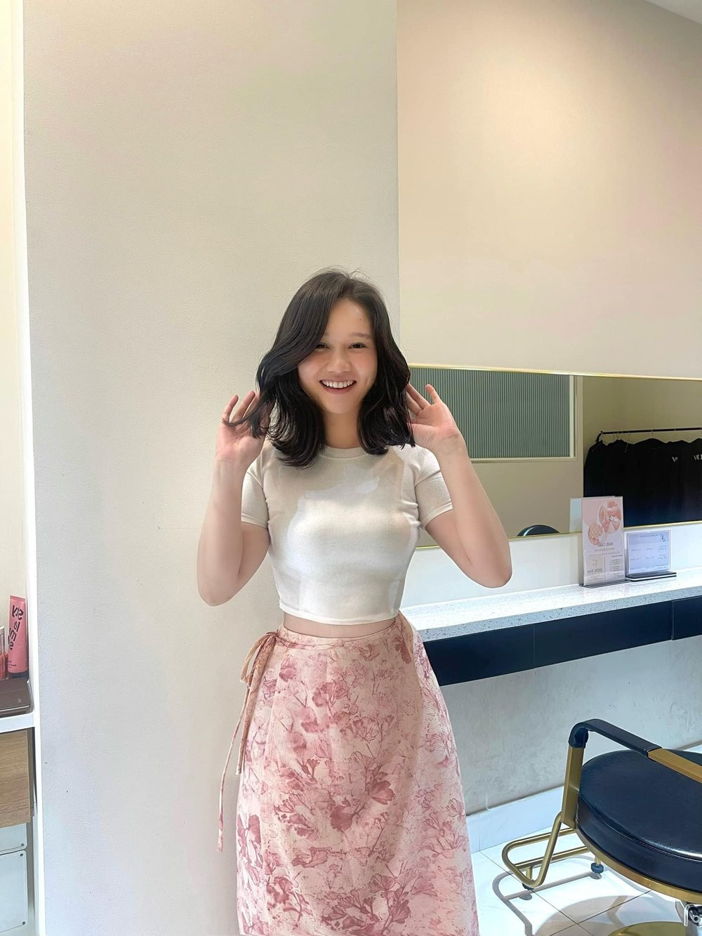 Tuy nhiên từ sau lùm xùm ngoại hình "phát tướng" mới đây hot girl Trúc Anh lại gây chú ý khi khoe diện mạo mới với kiểu tóc ngắn.