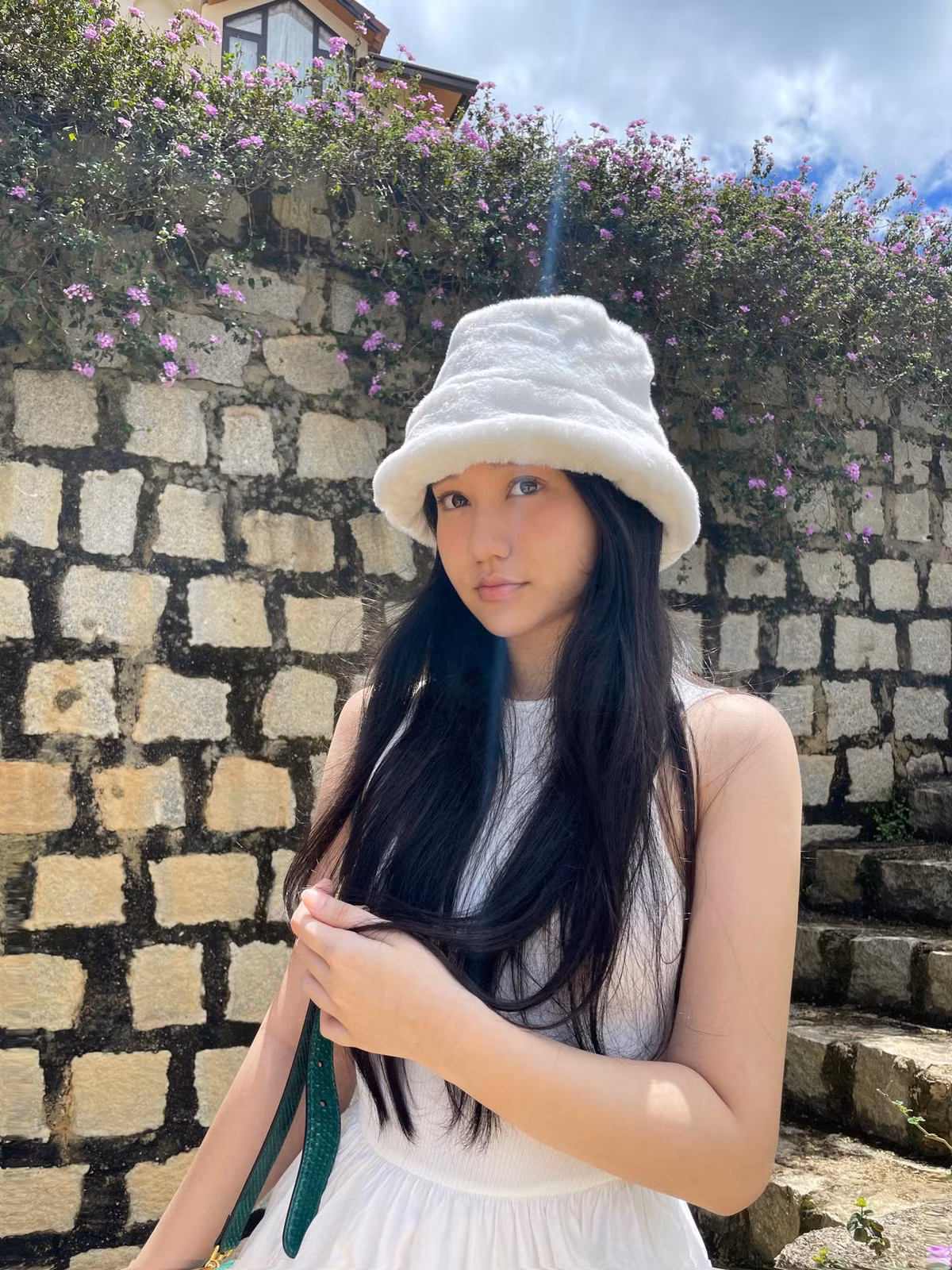 Bên cạnh vẻ ngoài, Trúc Anh cũng gây chú ý không kém về đời tư. Hiện tại, người đẹp gặp tình cảnh khó khăn khi không thể lao động kiếm sống vì bệnh tật.