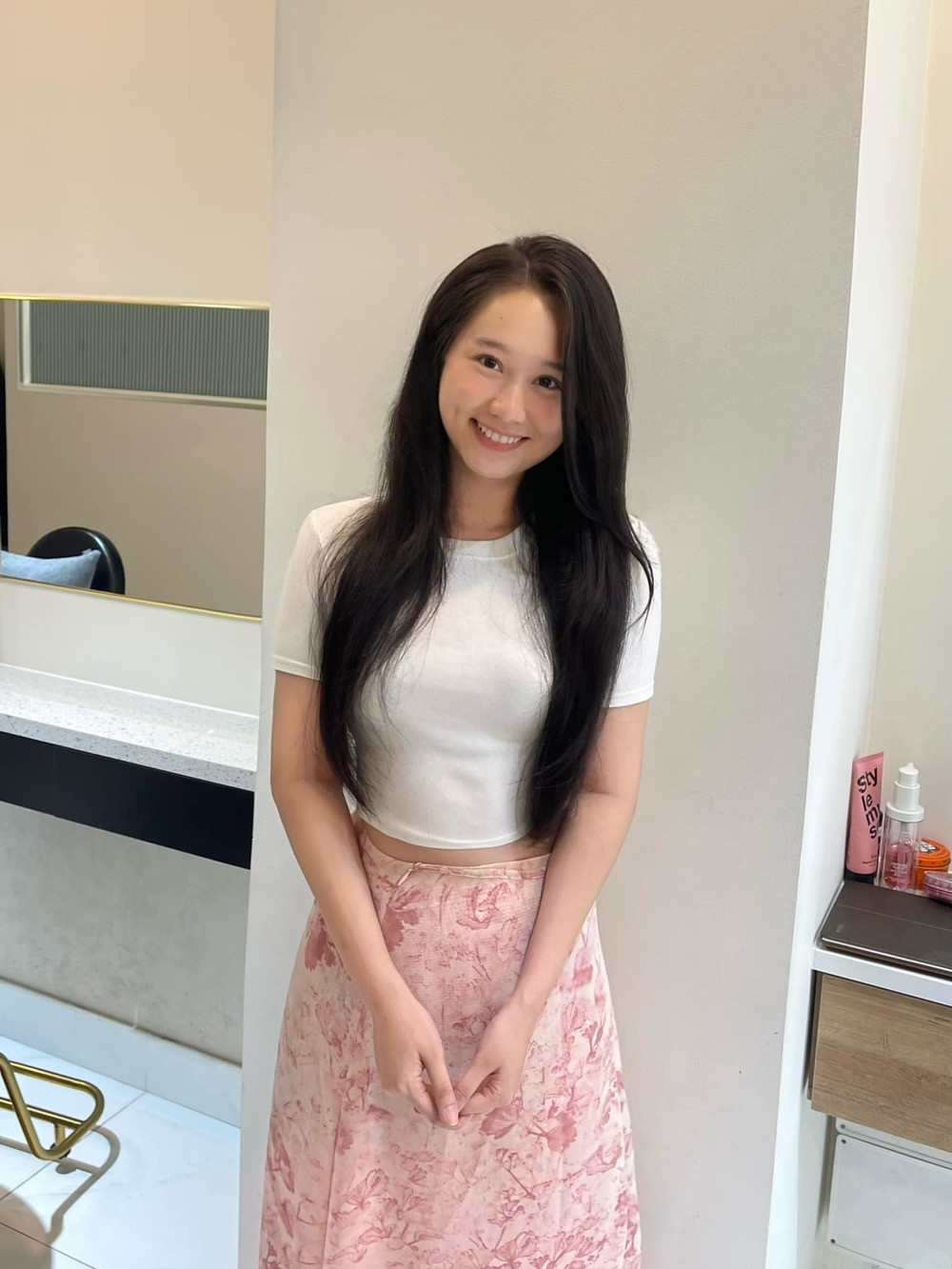 Dù không còn hình ảnh nàng thơ với mái tóc dài thướt tha, Trúc Anh vẫn nhận được nhiều lời khen từ công chúng bởi nhan sắc xinh đẹp.