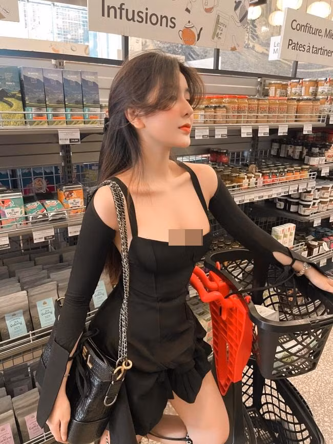Nàng hot girl Võ Ngọc Trân cũng từng khoe vòng một nổi trội với váy khoét cổ sâu và rộng khi đi siêu thị, thu hút mọi ánh nhìn.