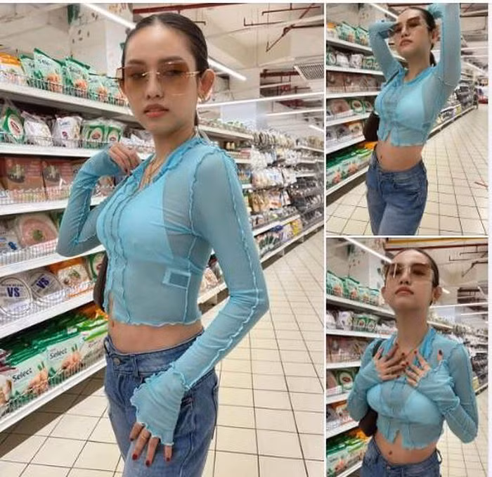 Trước những hình ảnh này, cư dân mạng bình luận cho rằng Thúy Vi mặc quá phản cảm, không hợp với không gian công cộng. Chiếc áo croptop được may bằng chất liệu co giãn, xuyên thấu lộ cả nội y.