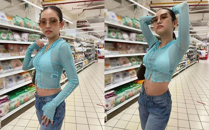Ngoài ra Thúy Vi từng diện áo croptop xuyên thấu kết hợp với bralette màu trắng mặc cùng quần jeans đi mua sắm.