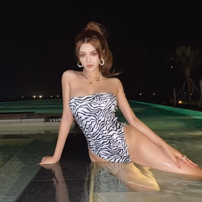 Đặc biệt, style lên đồ cực chảnh của Gong Yi mỗi đi chơi vào buổi tối trông cực bắt mắt.