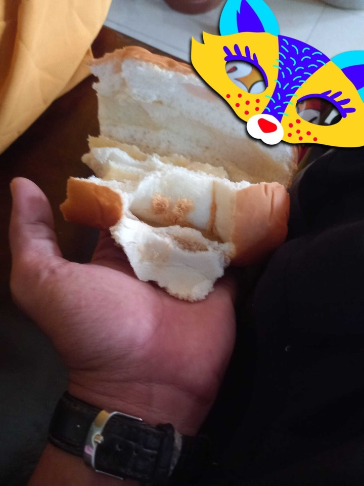 Một chiếc bánh mì ngoài đời thực đúng chuẩn thảm họa quảng cáo.