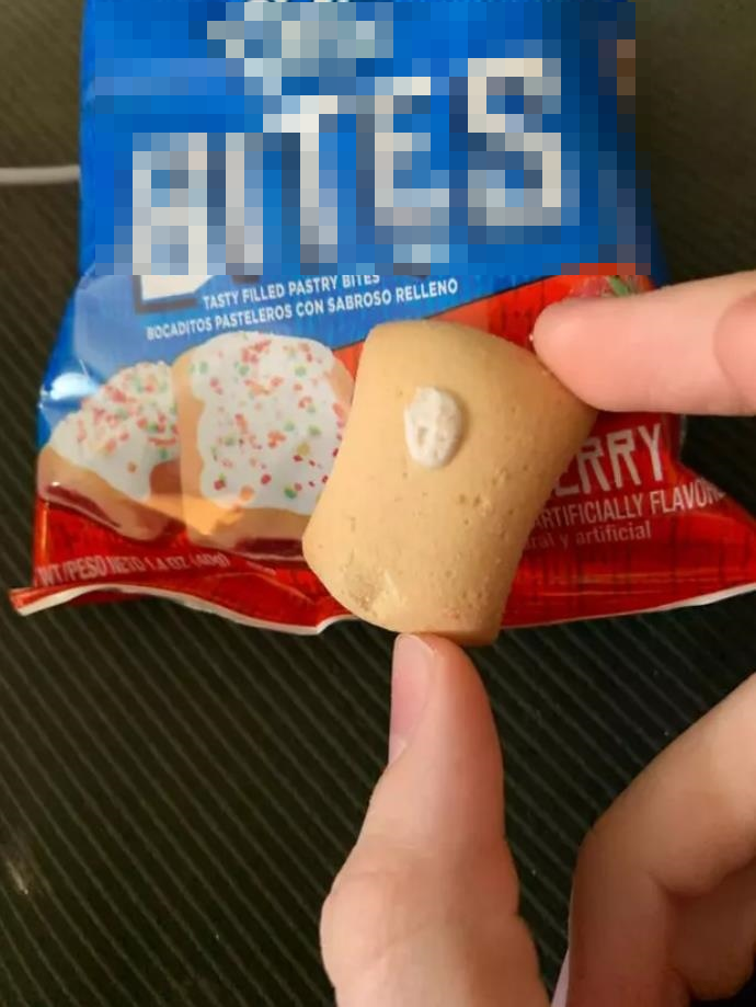 Mua chiếc bánh vì thấy quảng cáo trên bao bì vô cùng hấp dẫn, tuy nhiên khi mở ra thì sao nó khác nhau thế.