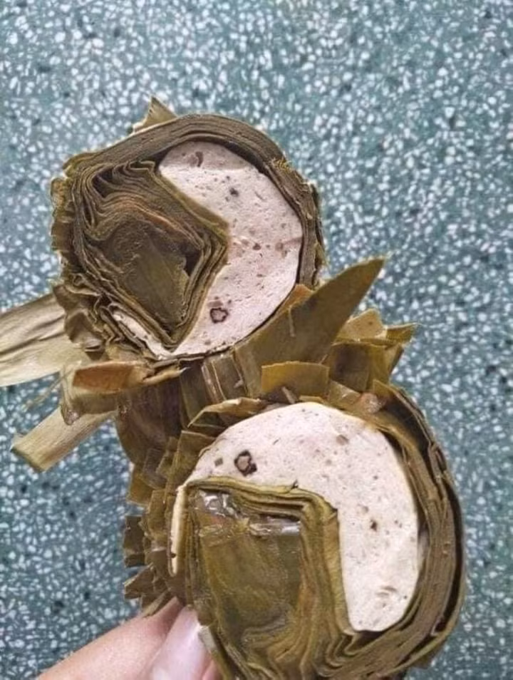 Nhìn ảnh quảng cáo bên ngoài, khúc giò lụa này có vẻ như đầy ắp nhân bên trong, nhưng khi mở ra thì lại hoàn toàn khác khiến người mua hàng chỉ biết lắc đầu ngao ngán.