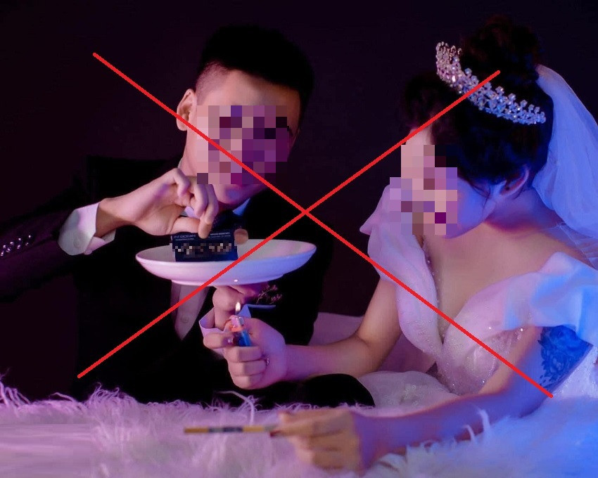 Khi làm những động tác này, gương mặt đôi trẻ thể hiện sự vui thích, hứng thú càng khiến nhiều người phẫn nộ.